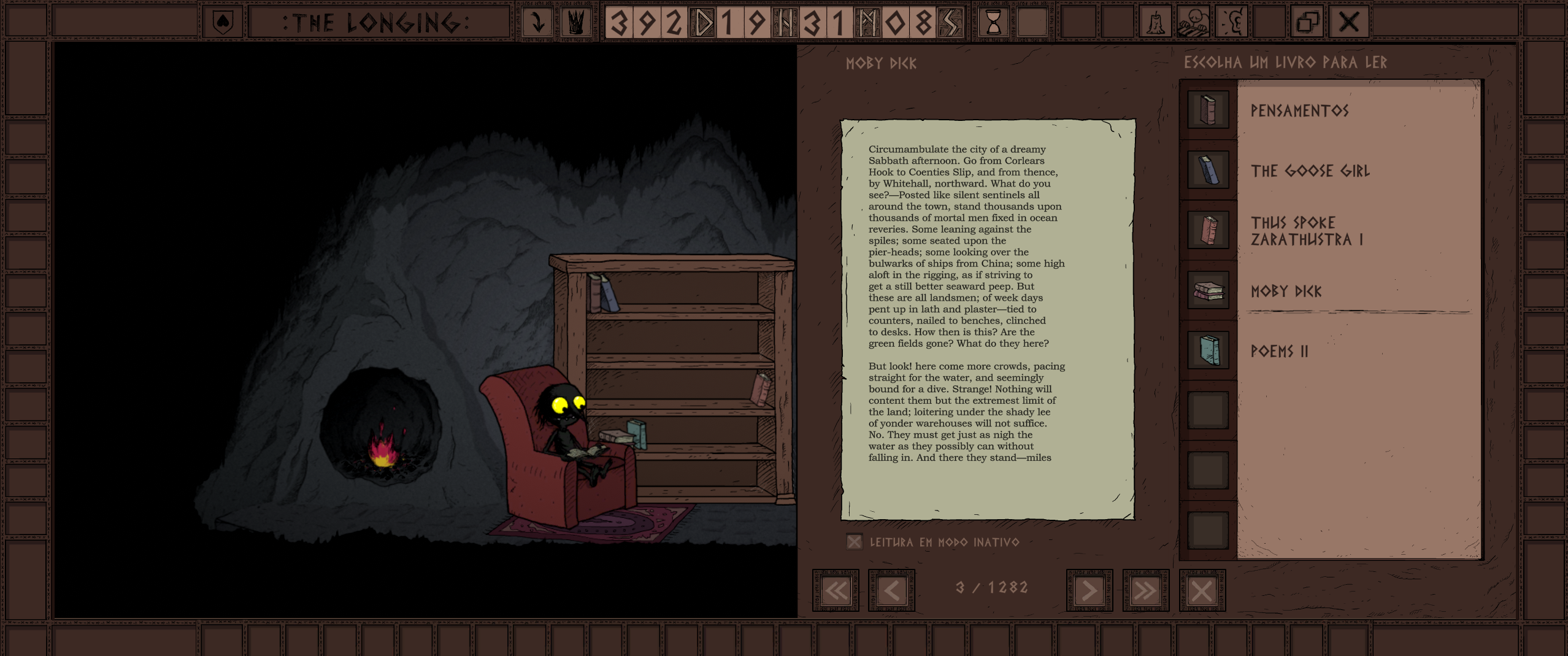 Cena de The Longing. O personagem está sentado em uma sala que parece um buraco ou um fundo de uma caverna iluminada apenas por uma lareira, com um fogo fraco. O personagem está sentado em uma poltrona vermelha, que está sob um tapete também vermelho. Ele está entretido lendo Moby Dick.